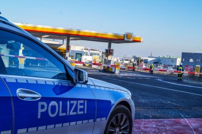 Asperg: LPG-Autogas tritt aus Zapfsaeule aus - Tankstellenbetrieb muss eingestellt werden - Feuerwehr im Grosseinsatz